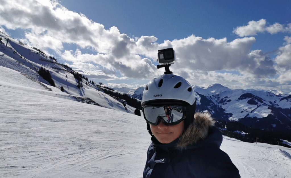 goproを頭にセットしている人
