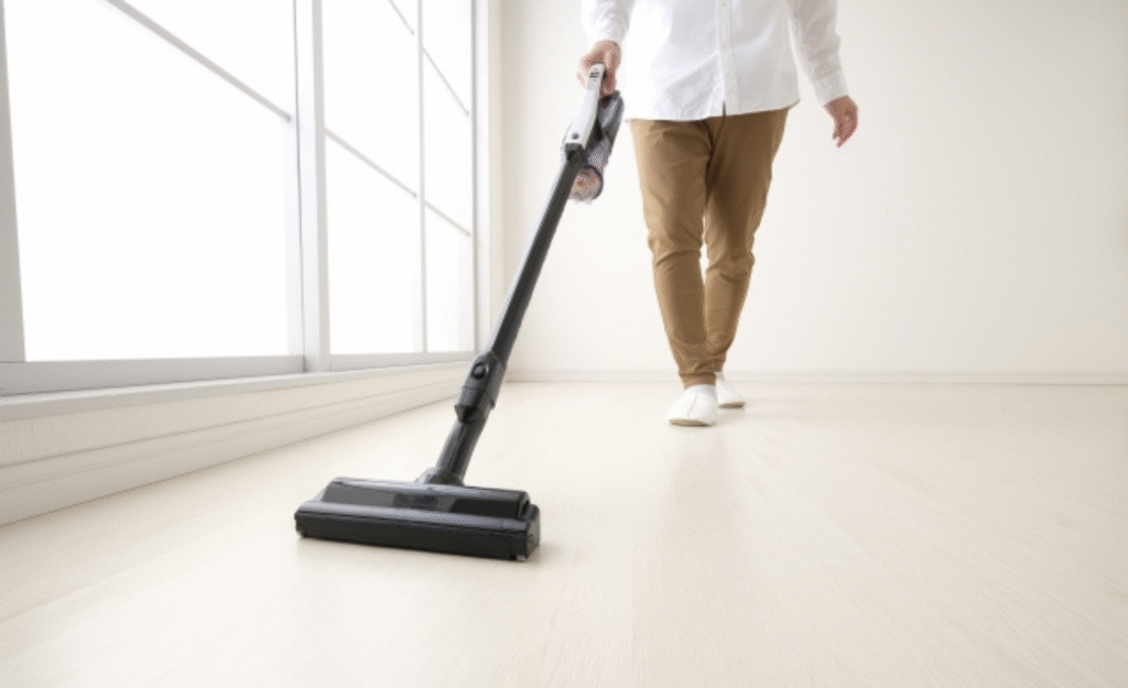 掃除機をしている男性