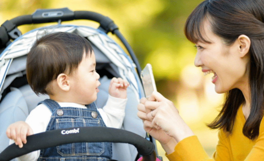 ベビーカーに乗る子供と母