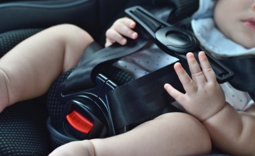 チャイルドシートにいる新生児
