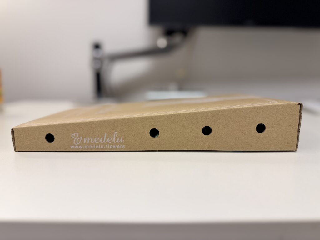 花の定期便メデルの箱の側面
