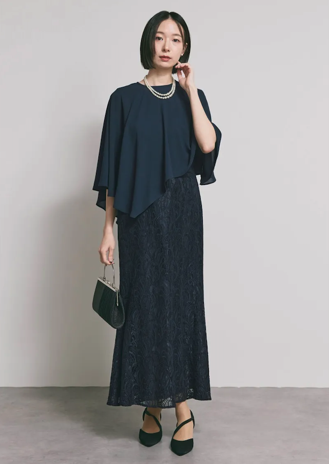 ネイビーのケープレイヤードドレス