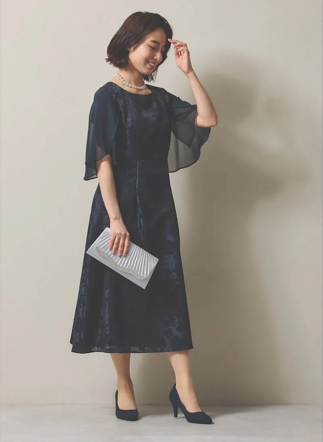 ネイビーのシフォンスリーブ花模様ドレス