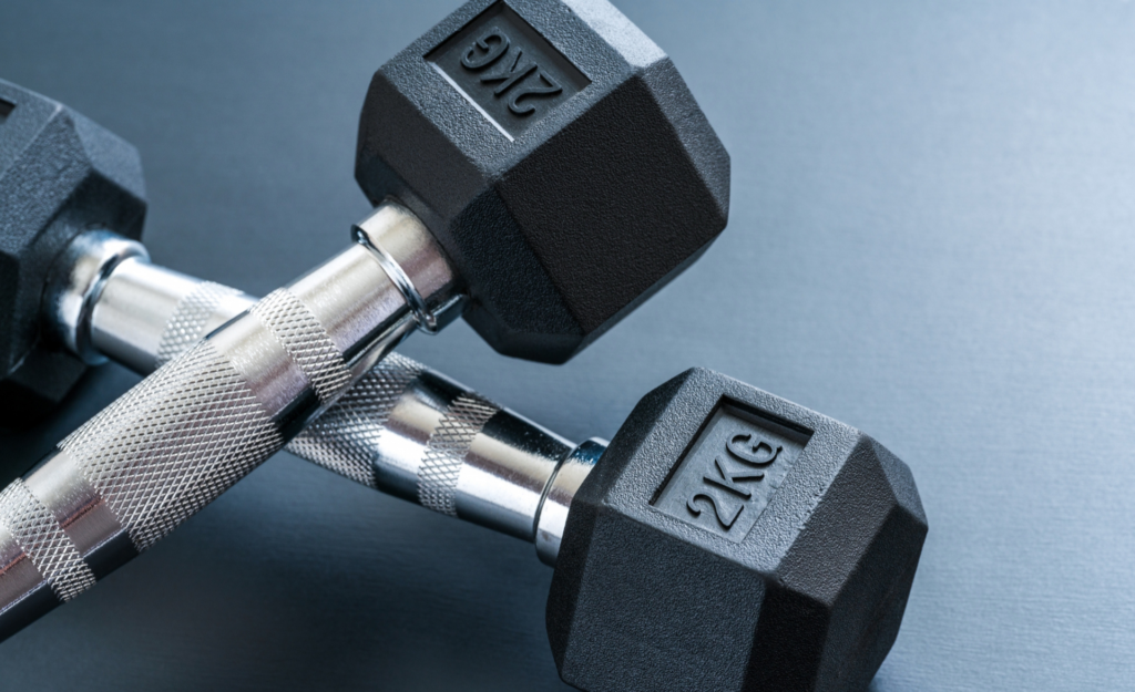 床にあるダンベル