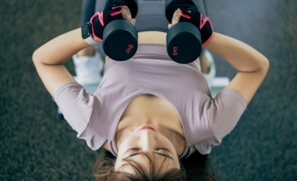 ダンベルをする女性