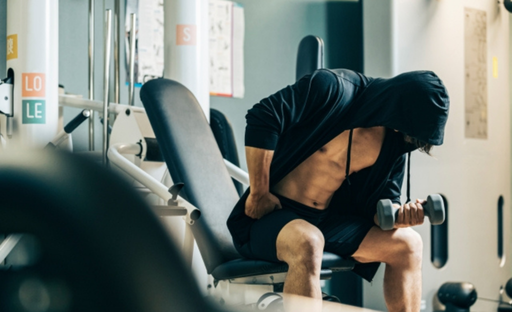 ダンベルをする男性