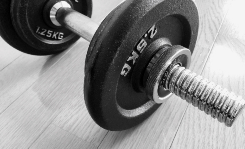 床にあるダンベル2