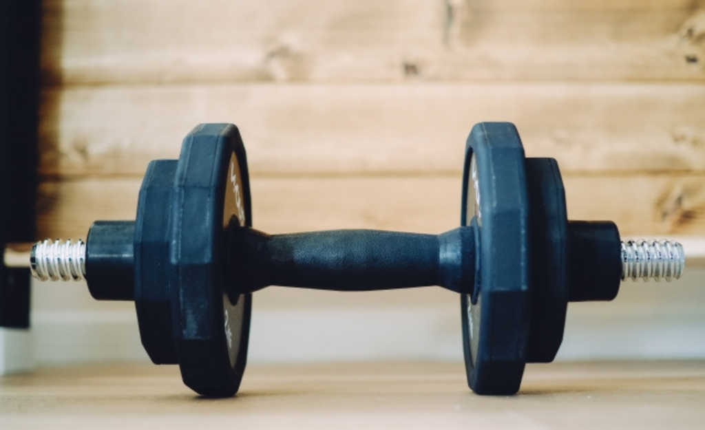 ダンベルが置かれている