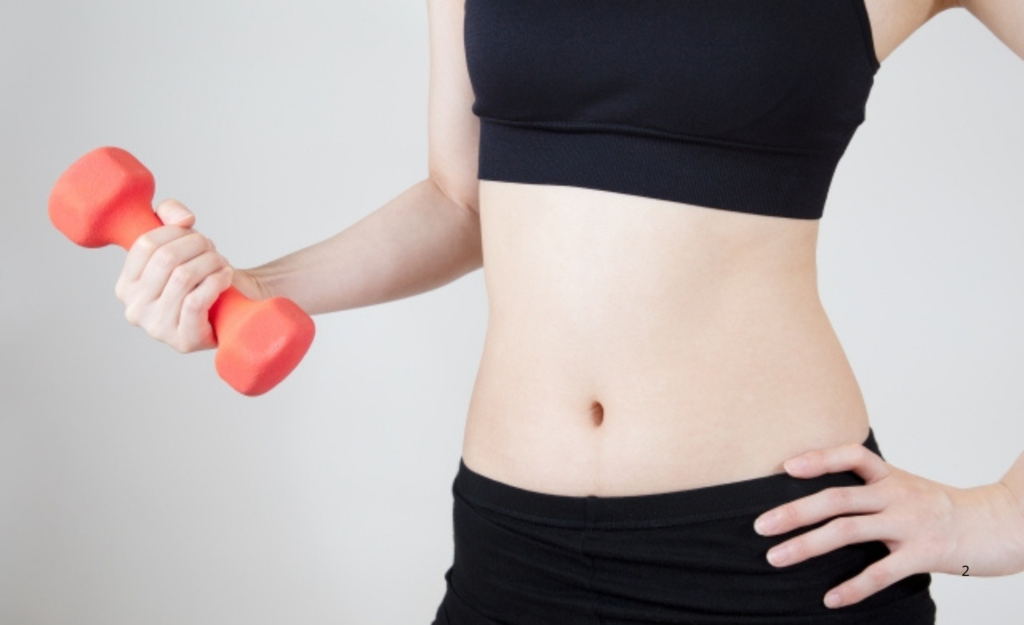 ダイエットで女性がダンベルしている